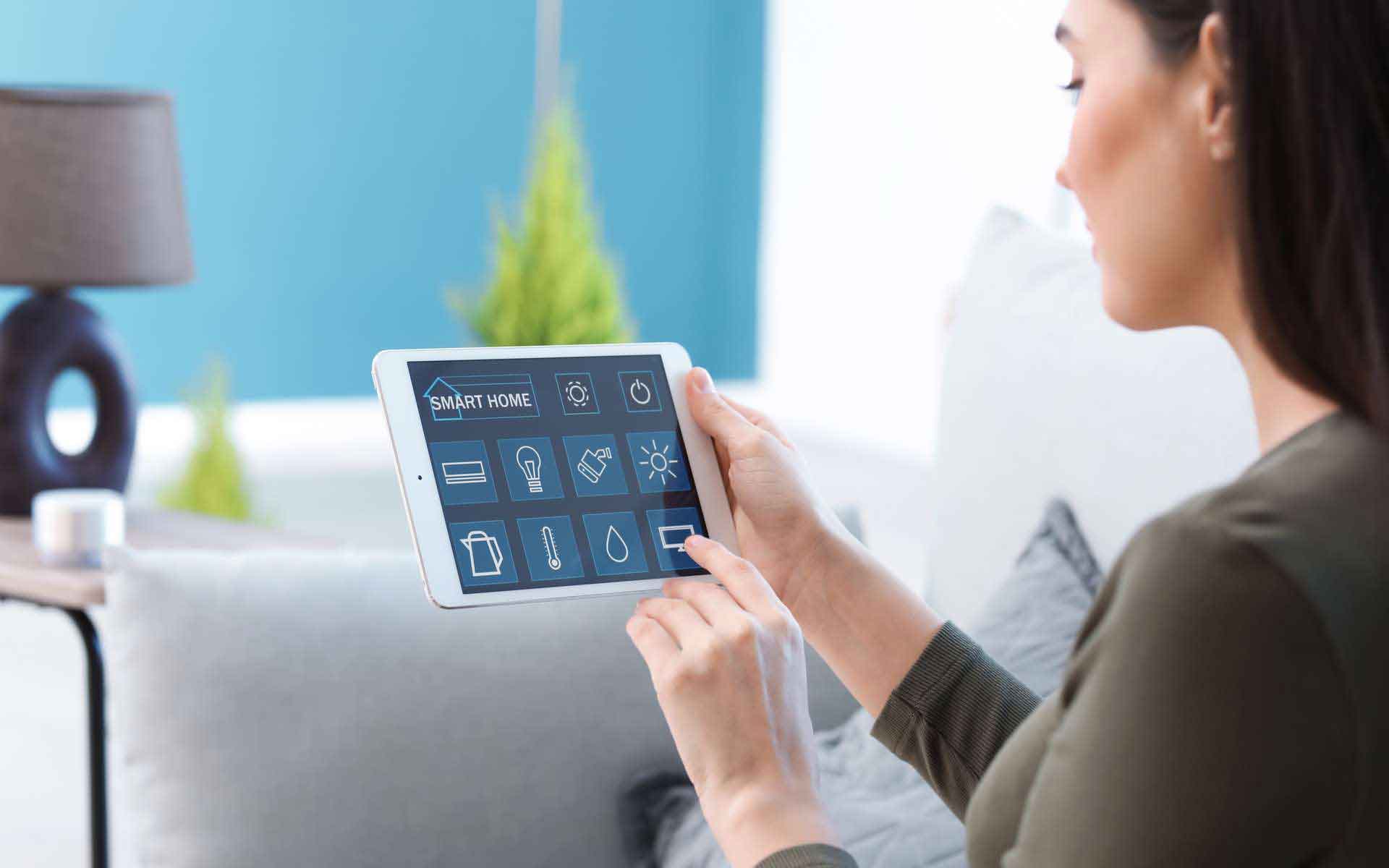 Photo de quelqu'un qui utilise de la domotique